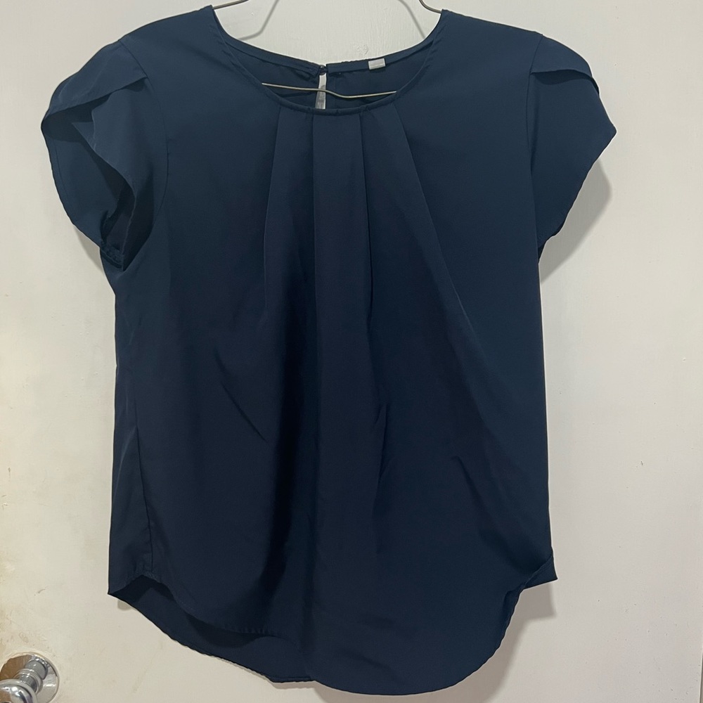Women’s blouse. Size medium.